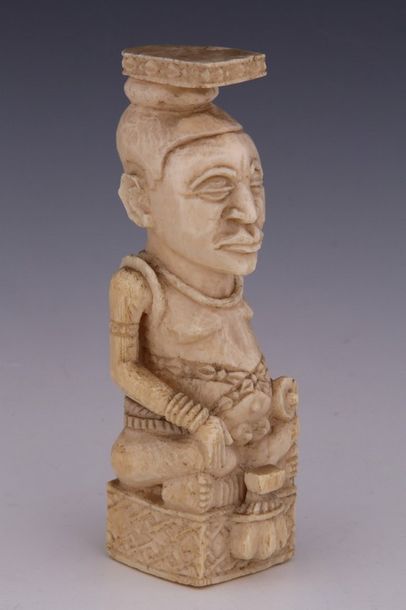 KUBA R.D. CONGO Statuette en ivoire à patine...