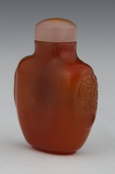 CHINE 

TABATIERE en agate épaulée de deux...