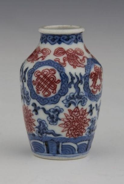 CHINE 

FLACON TABATIERE en porcelaine bleu-blanc...
