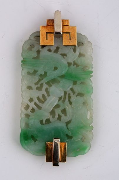 CHINE

PENDENTIF en jadéïte finement sculpté...