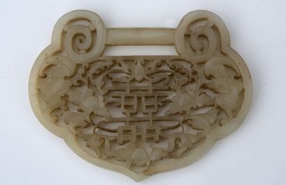 CHINE 

PENDENTIF en jade légèrement gris...