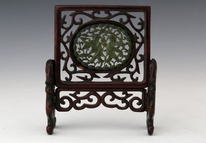 CHINE vers 1900

ECRAN en bois et jade vert...