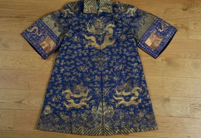 CHINE DU SUD 

ROBE à capuche en soie finement...