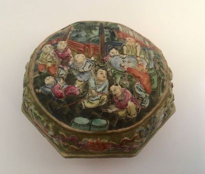 CHINE XIXème Siècle
BOITE de forme hexagonale...