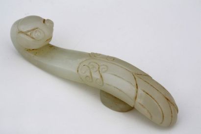 CHINE vers 1900 

FIBULE en jade blanc sculpté...