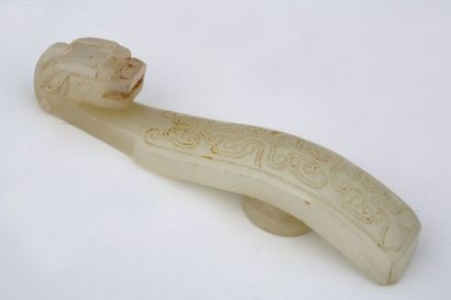 CHINE Vers 1900 

FIBULE en jade blanc sculpté...
