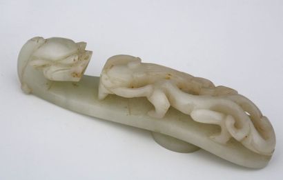 CHINE vers 1900

FIBULE en jade blanc sculpté...