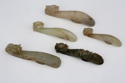 CHINE Vers 1900

SUITE DE 5 FIBULES en jade...