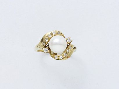 Bague en or 750 millièmes centrée d'une perle...