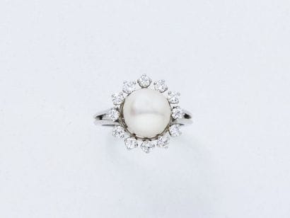 Bague en or gris 750 millièmes ornée d'une...