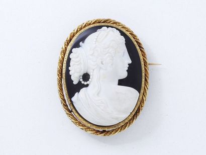 Broche en or 750 millièmes ornée d'un camée...