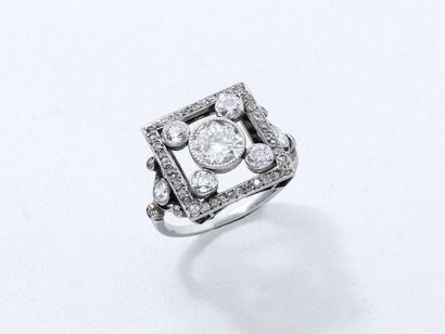 Élégante bague en platine 850 millièmes centrée...