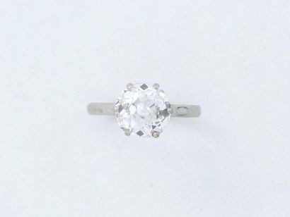 Bague solitaire en or gris 750 millièmes...
