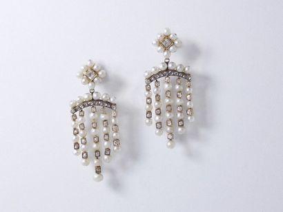 Délicate paire de pendants d'oreilles en...
