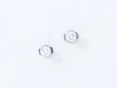 Paire de clous d'oreilles en or 750 millièmes...