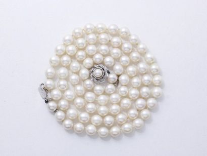 Long collier composé d'un rang de perles...