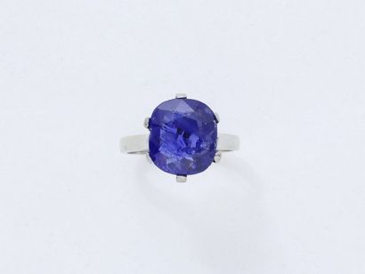 Bague en or gris 750 millièmes ornée d'un...
