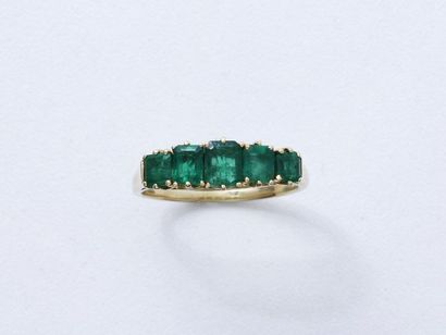 Bague en or 750 millièmes décorée d'une chute...