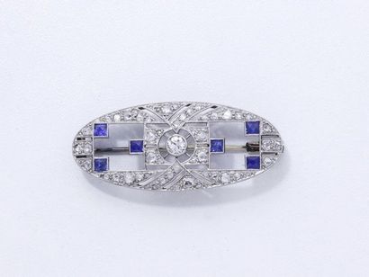 Broche ovale en or 750 millièmes centrée...