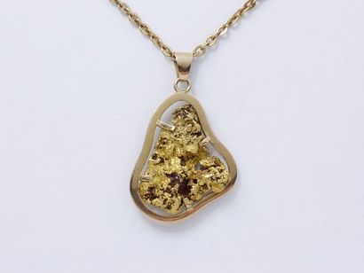 Pendentif en or 750 millièmes retenant une...