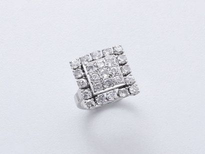 Bague en platine 850 millièmes, composée...