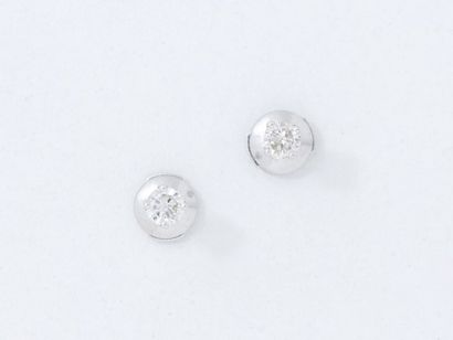 Paire de clous d'oreilles en or 750 millièmes...