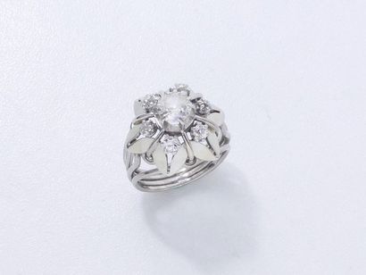Bague en or gris 750 millièmes décorée d'une...