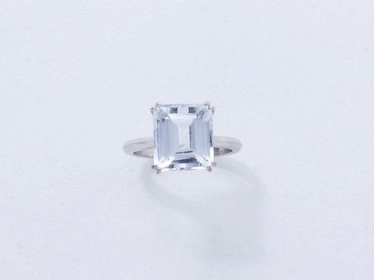 Bague en or gris 750 millièmes ornée d'une...