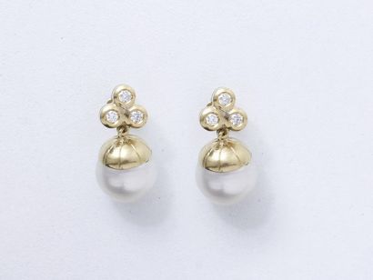Paire de pendants d'oreilles or 750 millièmes,...