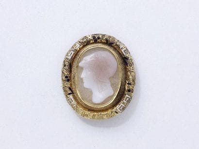 Broche en or 750 millièmes et émail ornée...