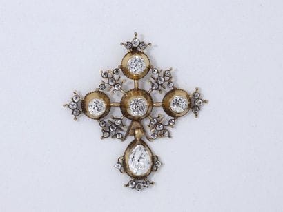 Pendentif en or 585 millièmes découpé retenant...