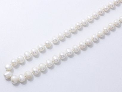 Collier composé d'un rang de perles de culture...