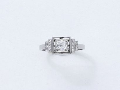 Bague en platine 850 millièmes centrée d'un...