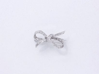Broche en or gris 750 millièmes stylisant...