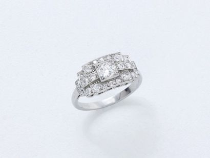 Bague en platine 850 millièmes centrée d'un...
