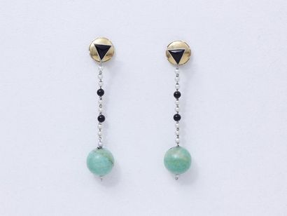 Délicate paire de pendants d'oreilles en...