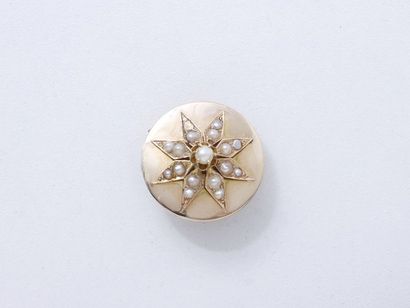 444/ Broche ronde en or 750 millièmes centrée...