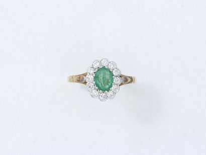Bague en or 750 millièmes ornée d'une émeraude...