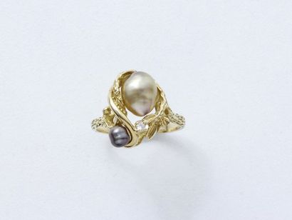 Bague en or 750 millièmes à décor floral...