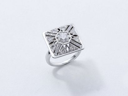 Bague en or 585 millièmes, le plateau carré...