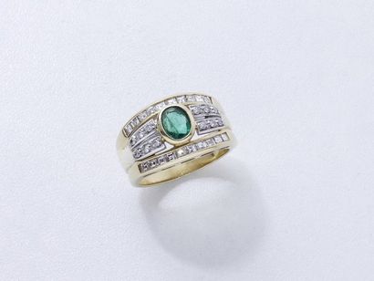 Bague jonc en or 750 millièmes centrée d'une...
