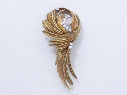 Broche en or 750 millièmes ciselé à décor...