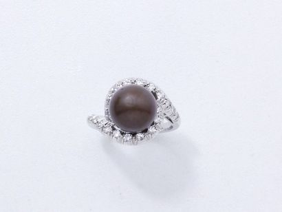 Bague en or gris 750 millièmes décorée d'une...