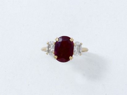 Bague en or 750 millièmes, ornée d'un rubis...