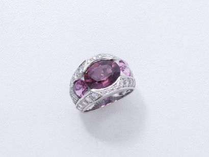 Bague jonc en or rhodié 750 millièmes, ornée...