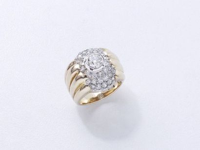 Bague jonc godronnée en or 750 et platine...