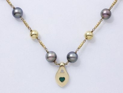 Collier en or 750 millièmes décoré de perles...