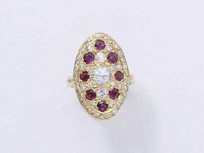 Bague marquise en or 750 millièmes centrée...