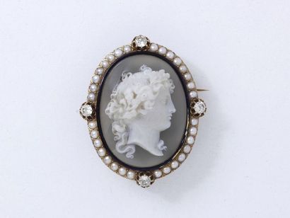 Broche en or 750 millièmes ornée d'un camée...