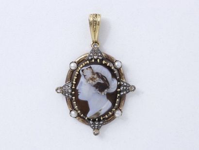 Pendentif en or 750 millièmes orné d'un camée...